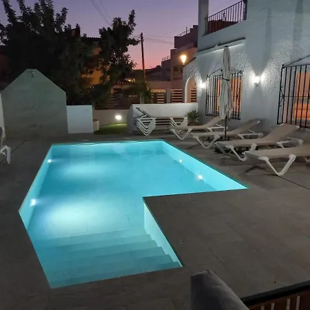 Вілла El Algarrobo *