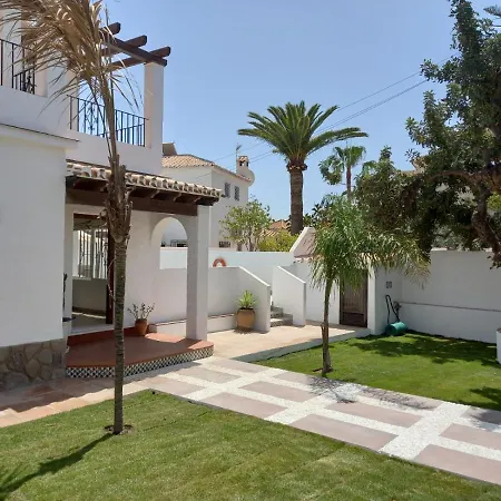 Вілла El Algarrobo *
